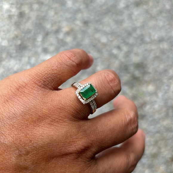 Jewelry - 14k Gold Natural Deposit & Emerald Ring ✨FIRM✨